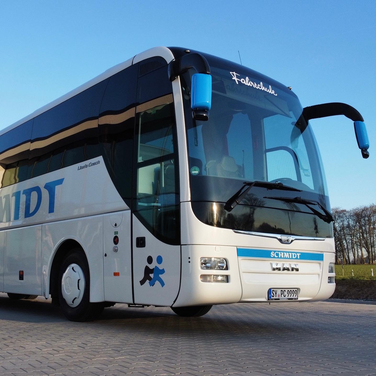 Fahrschulbus